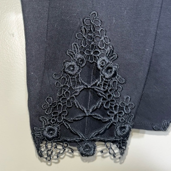 Torrid Black Embroidered Leggings - size 2 - Picture 4 of 4